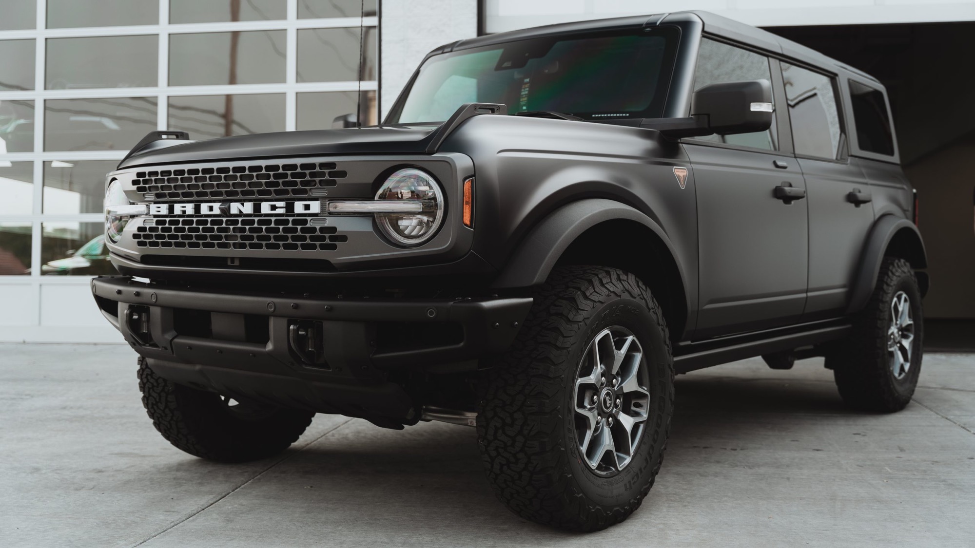 A new color that still takes the rock chips.