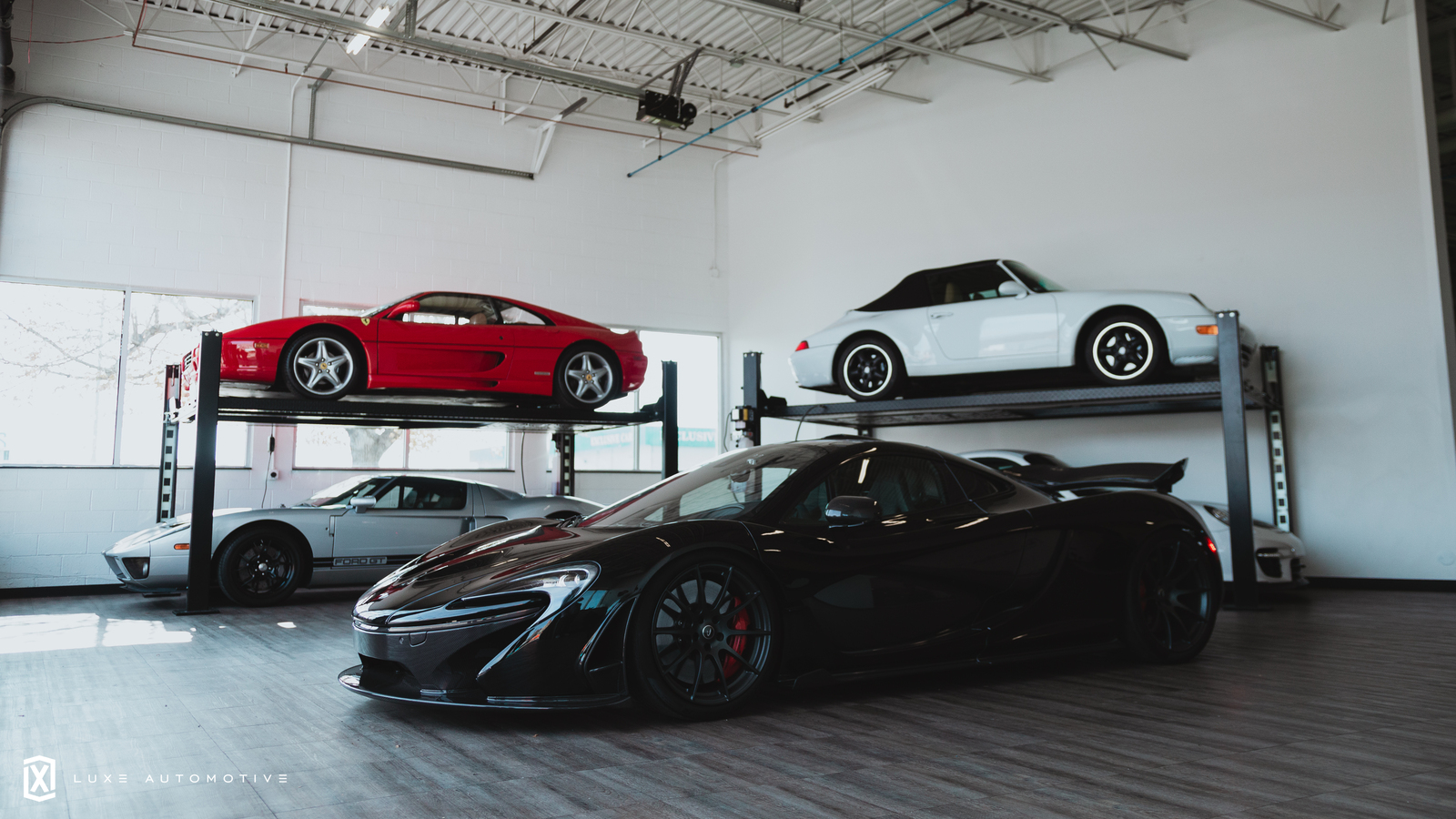 The storage bay · Client cars between services